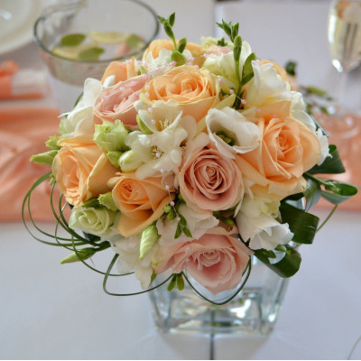 svatební kytice- meruňkové tóny