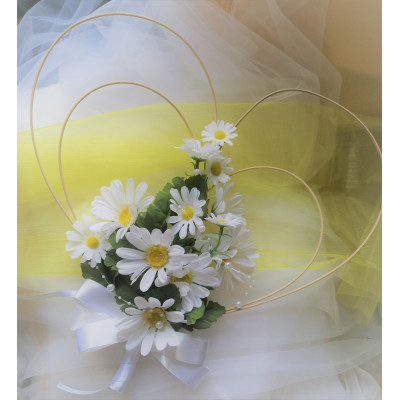 Srdce na auto s šerpou a mašlemi- kopretinové