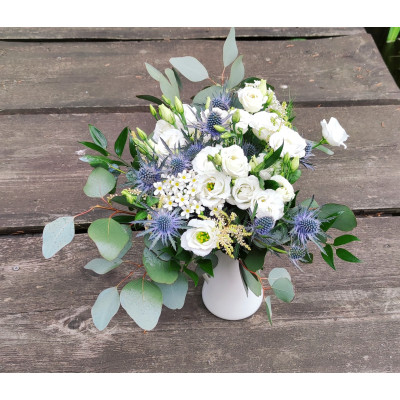 Svatební kytice bílo-modrá pichlavá 