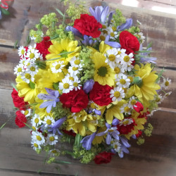 svatební kytice v lučním stylu