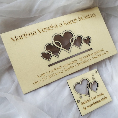 Dřevěné svatební oznámení - se srdíčky