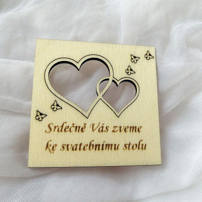 Dřevěná svatební pozvánka - srdíčka