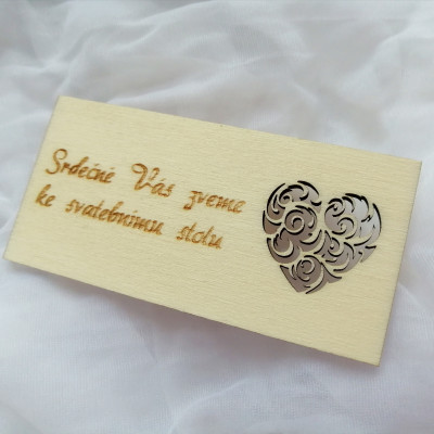 Dřevěná svatební pozvánka - srdíčko prořezávané