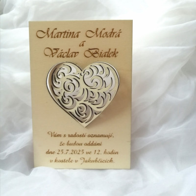Dřevěné svatební oznámení - se srdíčkem