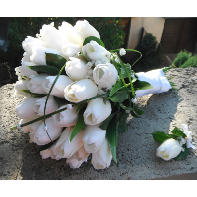 Svatební kytice -bílé tulipány (umělá)